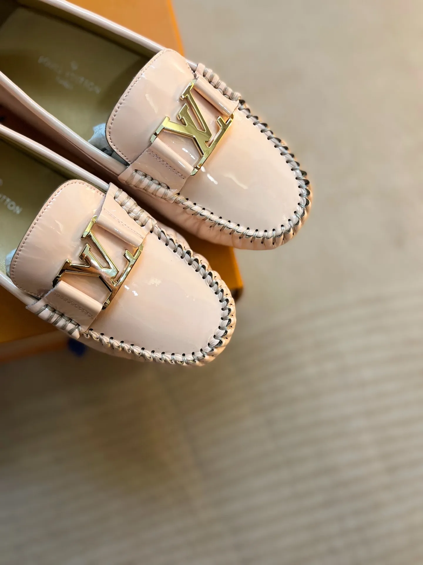 p460💰Couple model❤️🇫🇷 𝙇𝙤𝙪𝙞𝙨 𝙑𝙪𝙞𝙩𝙩𝙤𝙣 🇫🇷Louis Vuitton 2023 Classic𝓛𝓿 𝓣𝓻𝓪𝓲𝓷𝓮𝓻 Sports Series ➪➪➪¯ [Arizona Doudou Shoes Series] ▪️▪️▪️Arizona slip-on shoes are made of Monogram Eclipse canvas. Its hand-painted and dyed edges and hand-sewn uppers fully demonstrate Louis Vuitton's traditional shoemaking craftsmanship. This slip-on shoe is very lightweight. The integrated tongue and upper make it particularly comfortable and flexible. The soft outsole is equipped with rubber padding. Decorated with matching sash. Detailed features: ☑️Monogram Eclipse canvas ☑️Black Eclipse pattern ☑️Hand-painted shoe edges ☑️Hand-sewn uppers (each pair takes time to process) ☑️Integrated tongue and upper construction ☑️Outsole equipped with rubber lining ☑️size: 35_46